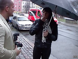Teeny wird auf der Strasse angesprochen und fuer Geld gefick